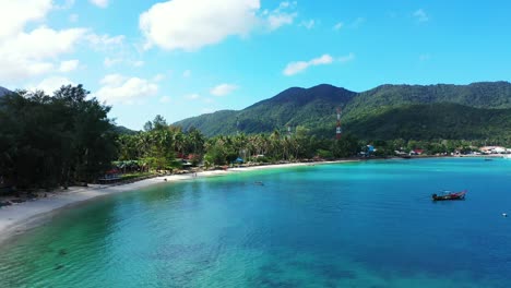 Fischerboot-Schwimmt-Auf-Einer-Ruhigen-Blauen-Türkisfarbenen-Lagune-In-Der-Nähe-Des-Weißen-Sandstrandes-Einer-Tropischen-Insel-Vor-Hellem-Himmelshintergrund-In-Thailand