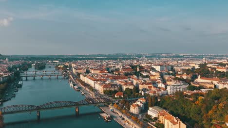 Eine-Drohnenansicht-Von-Prag---Fliegend-über-Die-Moldau