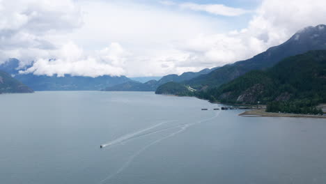 Luftpanorama-Von-Porteau-Cove,-Berglandschaft-Und-Boot-Auf-Howe-Sound