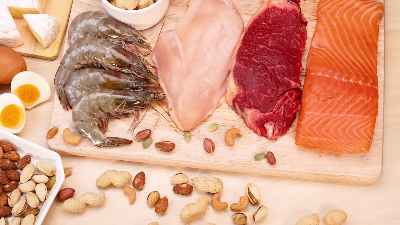 variedad de fuentes de proteínas dispuestas en una mesa