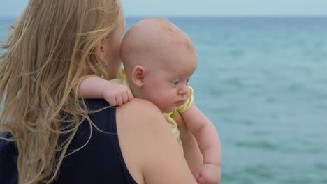 madre con el bebé cerca del mar