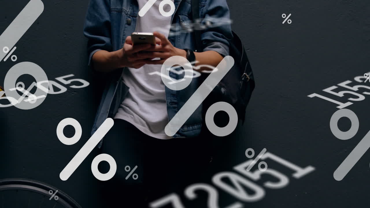 múltiples números cambiantes e iconos de porcentaje flotando contra la sección media del hombre usando un teléfono inteligente