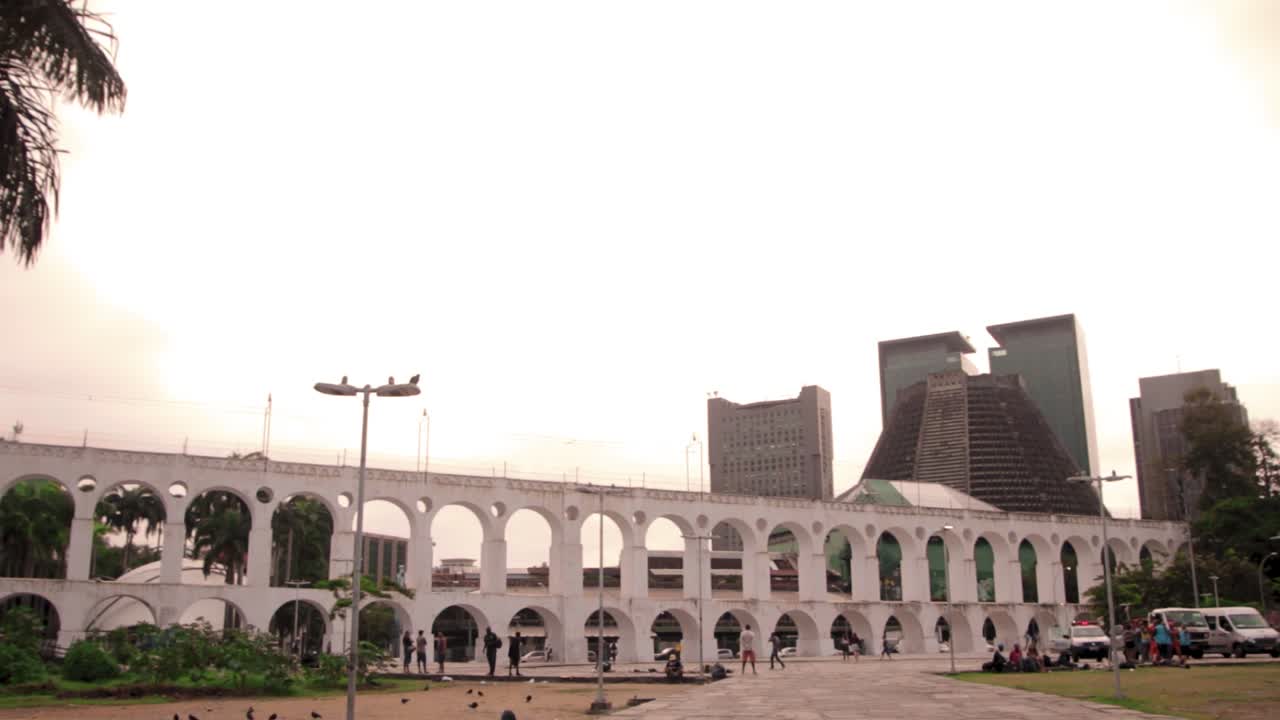 라파 아치 리우데자네이루의 일몰에서 틸트 샷