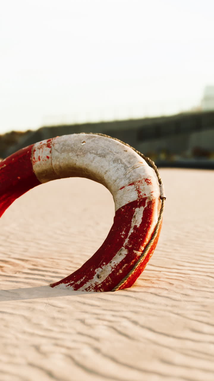 바가의 모래 위에 은색과 색의 구명조끼가 놓여 있습니다.