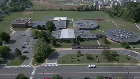 avión no tripulado volando por la escuela primaria catoctin, leesburg va