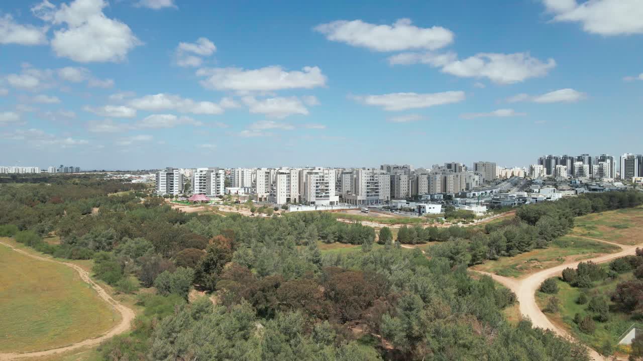 tren entrando a la ciudad del distrito sur en israel llamado por netivot
