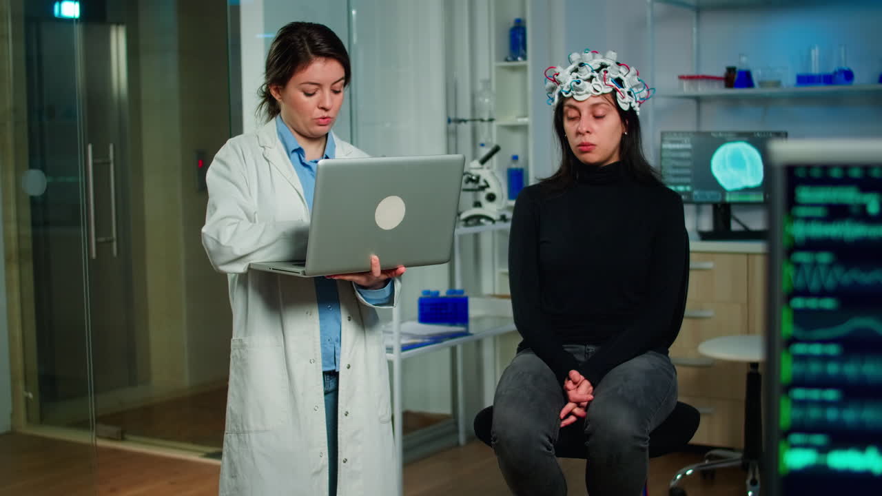 médico neurólogo preguntando síntomas del paciente tomando notas en la computadora portátil