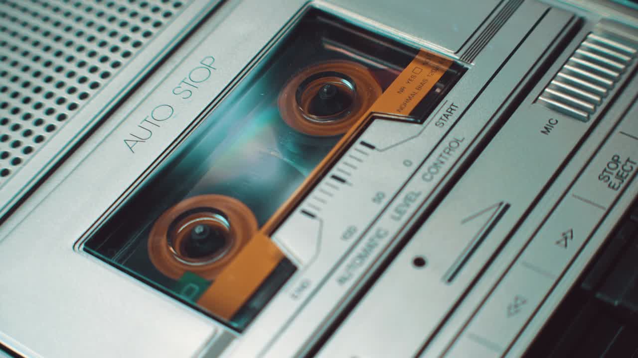 grabador de cinta que reproduce música. persona confesando en una grabadora de cinta de época