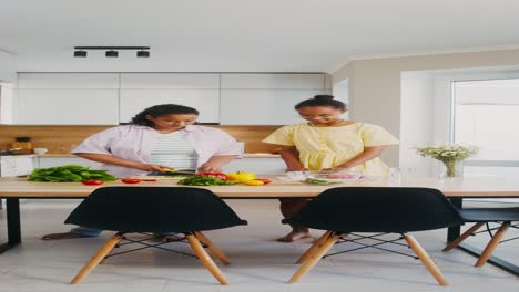 hermanas cocinando juntas