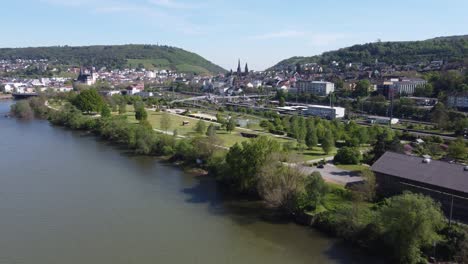 volando sobre el parque de la torre del ratón en la orilla del río de la estación de tren de la ciudad de bingen, alemania