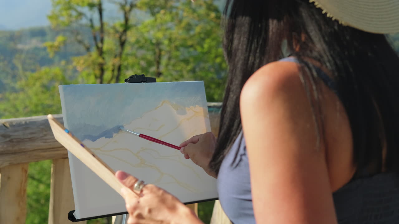 mujer pintando un paisaje al aire libre