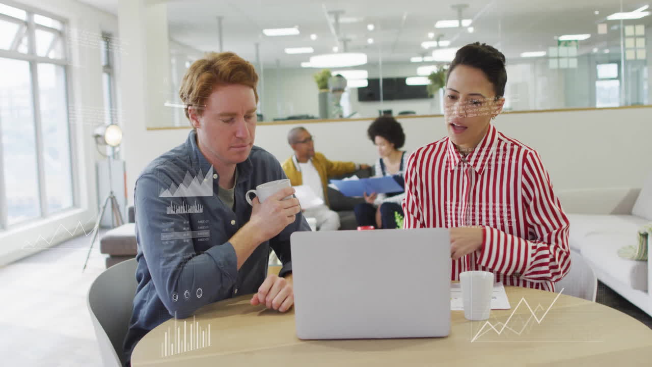 사무실에서 일을 논의하는 백인 동료들에 대한 데이터 처리 및 다이어그램의 애니메이션