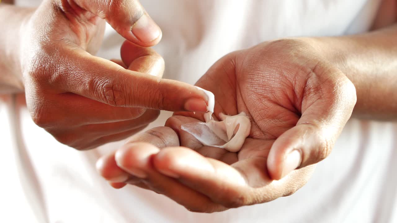 피부에 미용 크림을 바르는 남자