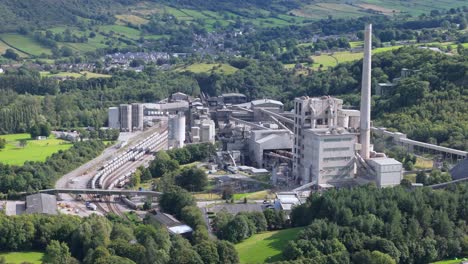 Hope-Cement-Works-Vista-Aérea-Orbitando-La-Fábrica-De-Fabricación-En-La-Idílica-Campiña-De-Derbyshire