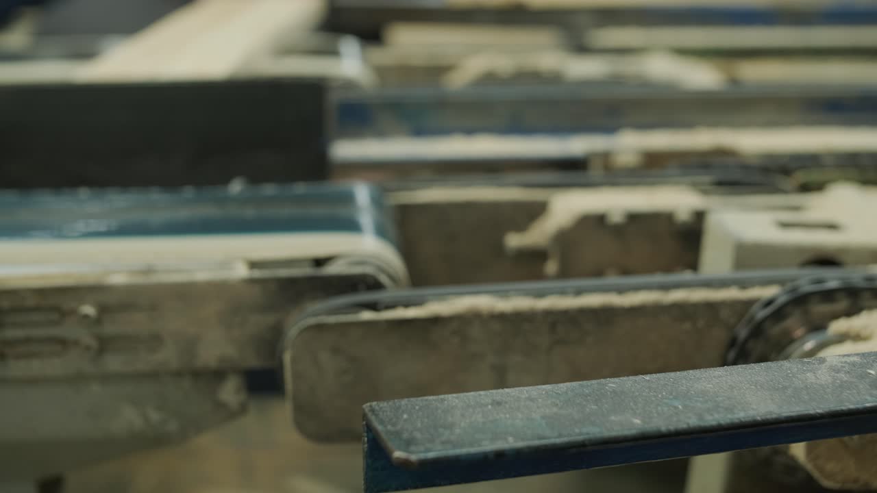 Assi di legno in movimento su un nastro trasportatore industriale