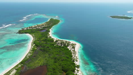 vista aérea de la isla de cayo sombrero en el parque nacional morrocoy, falcón, venezuela