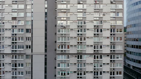 Revelación-Deslizante-De-Un-Gran-Edificio-De-Apartamentos-En-Una-Urbanización.-Marco-Completo-De-Pared-Con-Ventanas.-Varsovia,-Polonia