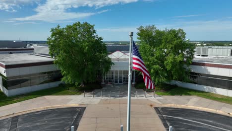 Amerikanische-Flagge-Weht-Vor-Einer-Modernen-Schule-In-Den-USA