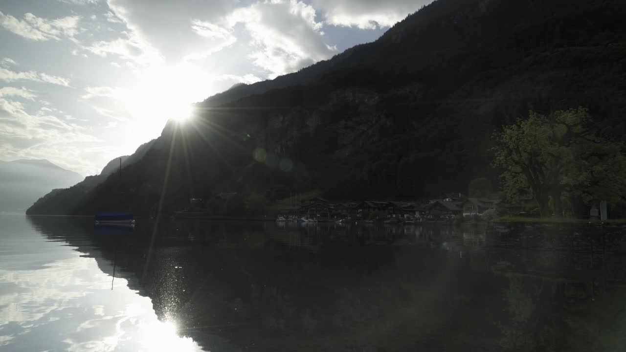 스위스 브리엔츠 호수 (iseltwald) 에서 해가 뜨는 산의 실루