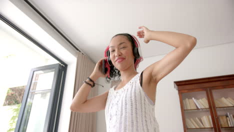 Mujer-Joven-Birracial-Bailando-Sola-En-La-Habitación-De-Casa