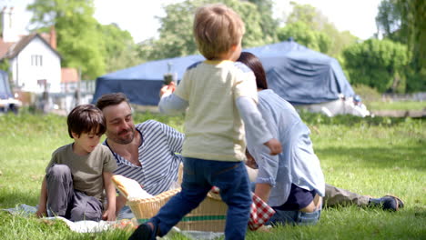 Zeitlupensequenz-Der-Familie,-Die-Picknick-Am-Flussufer-Genießt-Enjoying