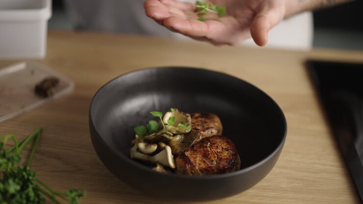 Chef dressant un plat de porc gastronomique