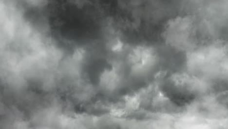 Una-Tormenta-Eléctrica-Que-Se-Produjo-En-Una-Espesa-Y-Oscura-Nube-Cumulonimbus