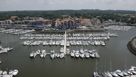 Drohnenaufnahmen-Der-Französischen-Hafenstadt-Capbreton-In-Der-Region-Aquitanien-Im-Süden-Frankreichs