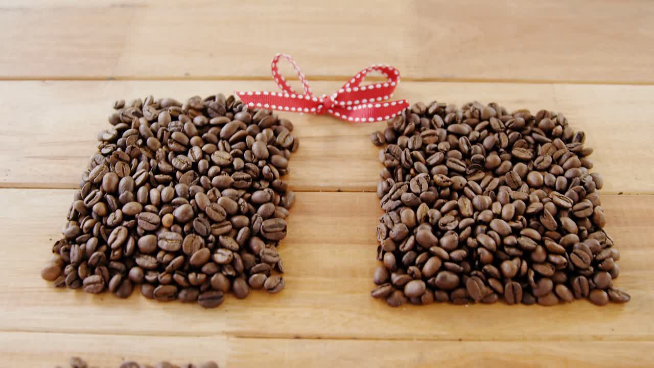 구워진 커피  ⁇ 이 선물 상자를 형성합니다.