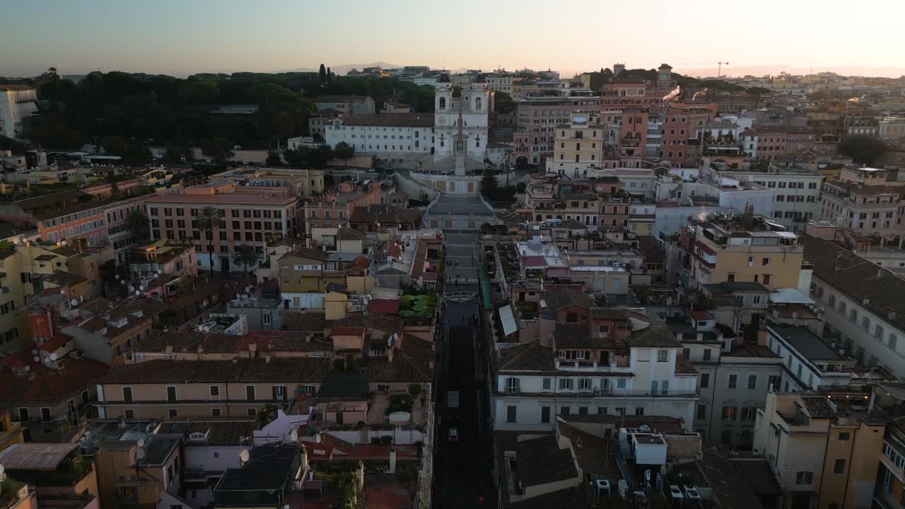 Splendida ripresa con drone sopra Via Condotti, la famosa Scalinata di Trinità dei Monti, la Chiesa della Trinità dei Monti.