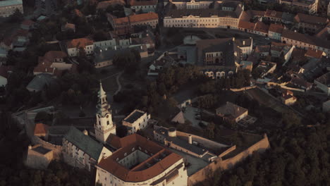 Vista-Aérea-Del-Castillo-Histórico-De-Nitra-Y-El-Casco-Antiguo-Al-Atardecer