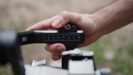 persona mover el eje del estabilizador gimbal electrónico con la mano para equilibrar el equipo