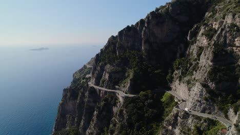 Costa-De-Amalfi,-Dji-Drone,-Playa,-Ciudad,-Montañas-Y-Barcos