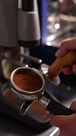 el barista está manipulando el espresso.