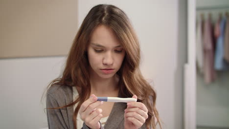Besorgte-Frau-Wartet-Auf-Schwangere-Testergebnisse.-Mädchen-Schaut-Auf-Schwangerschaftstest