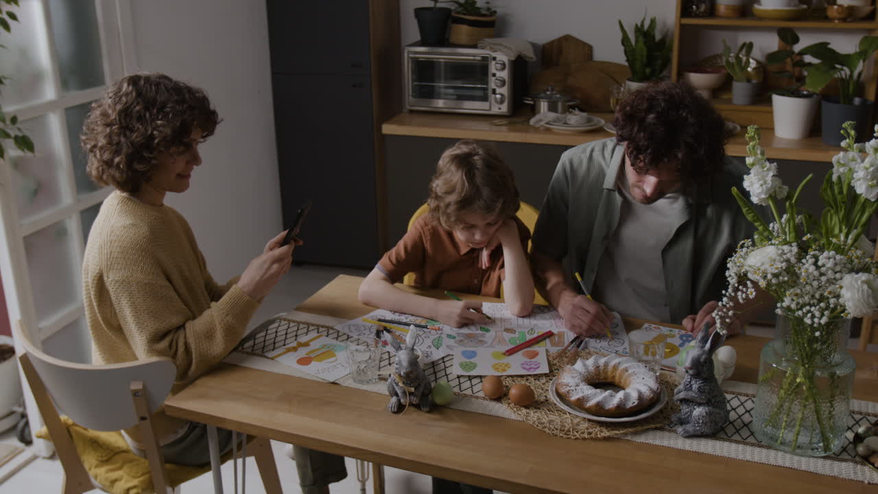 가족 들 이 함께 부활절 을 축하 하는 것