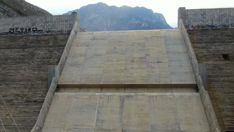 presa hidroeléctrica gigante con estructura de cemento masiva construida en las laderas de las montañas rocosas en monterrey