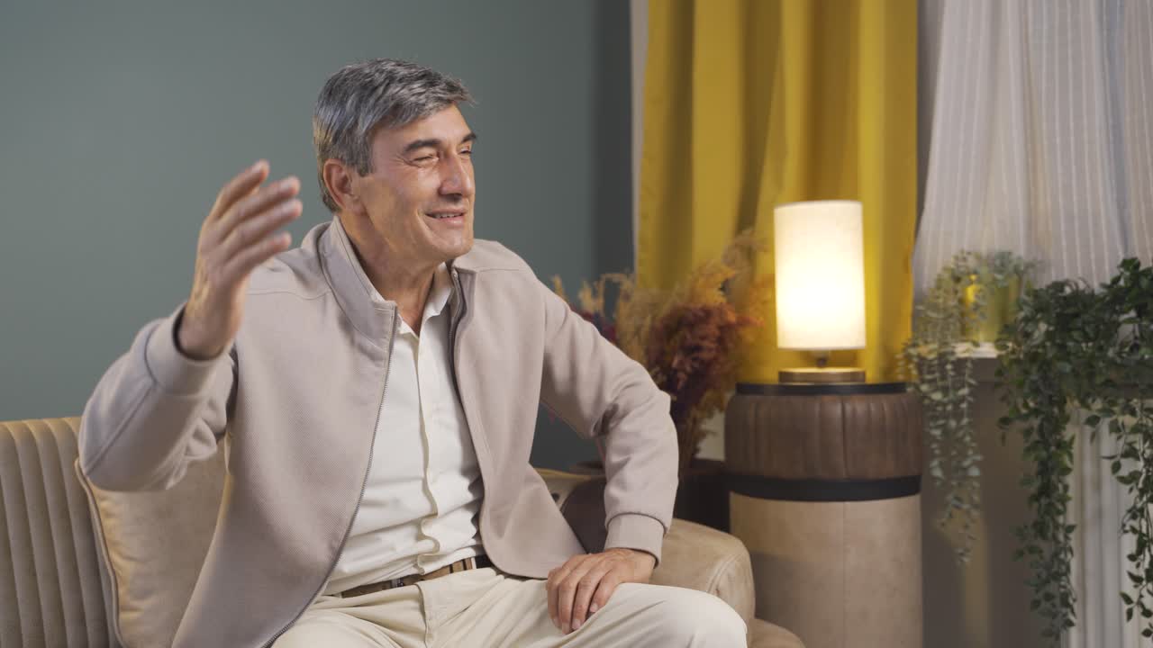 el viejo está cantando.