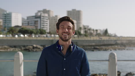 Retrato-De-Un-Joven-Atractivo-Riendo-Alegre-Disfrutando-De-Una-Relajada-Y-Soleada-Playa