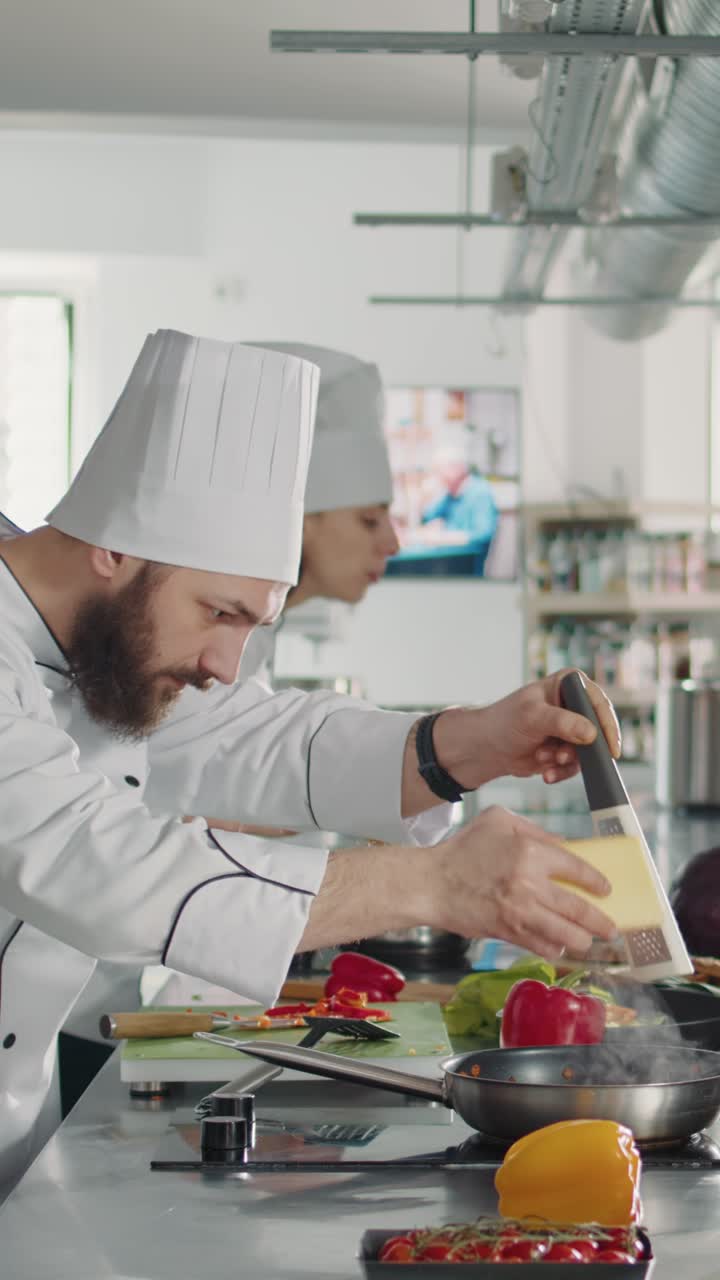 Capi di cucina che preparano cibo in una cucina professionale