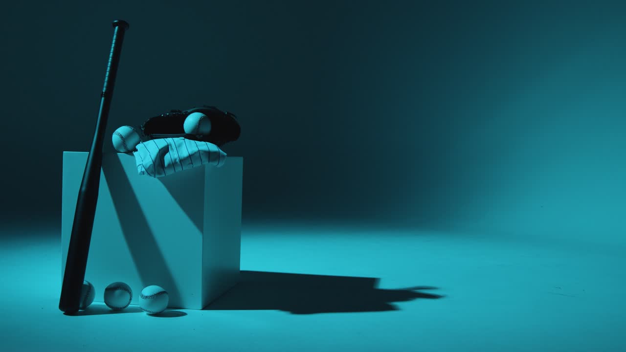 estudio de béisbol con vida muerta con receptores de pelota de murciélago guante y camiseta del equipo con iluminación azul 7