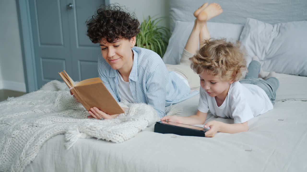 Madre e figlio che si rilassano e leggono insieme