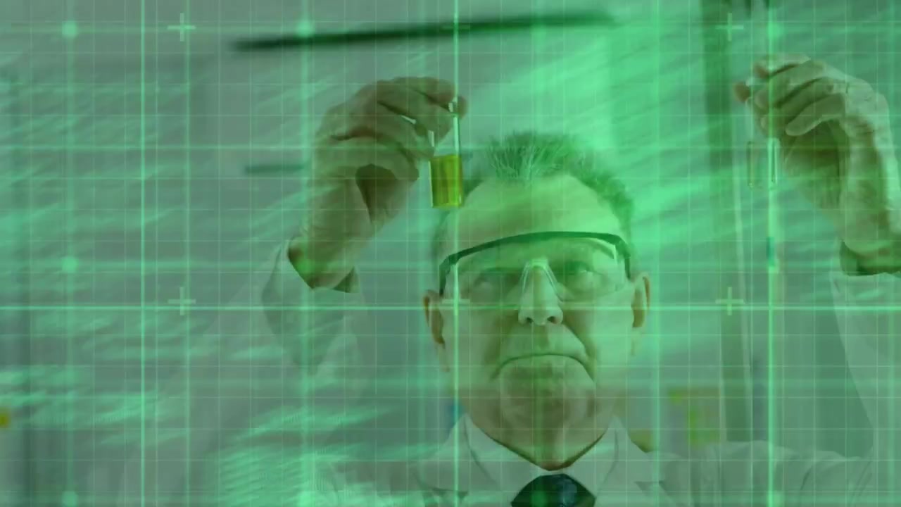 Video verticale: Telecamera che si alza mentre un chimico in camice e occhiali protettivi testa una fiala gialla in laboratorio con HUD verde.