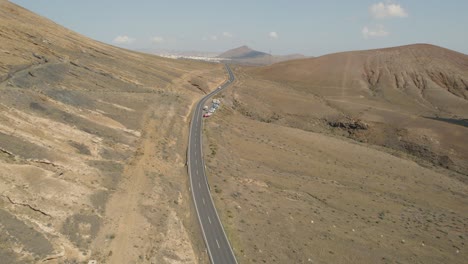 Vista-Aérea-De-La-Carretera-Del-Desierto-De-Montaña-En-Las-Islas-Canarias