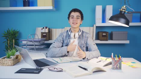 un estudiante feliz mirando hacia la cámara tratando de animarse dando un discurso motivacional.