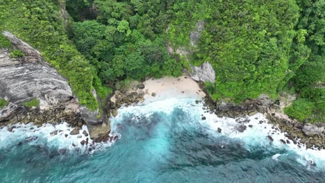 Beach-top-down-view-with-white-sand-and-turquoise-water