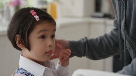 Niña-Asiática-Preparándose-Para-La-Escuela-Padre-Feliz-Preparando-A-Su-Hija-Para-El-Primer-Día-Besándola-En-La-Cabeza-Diciendo-Adiós-4k