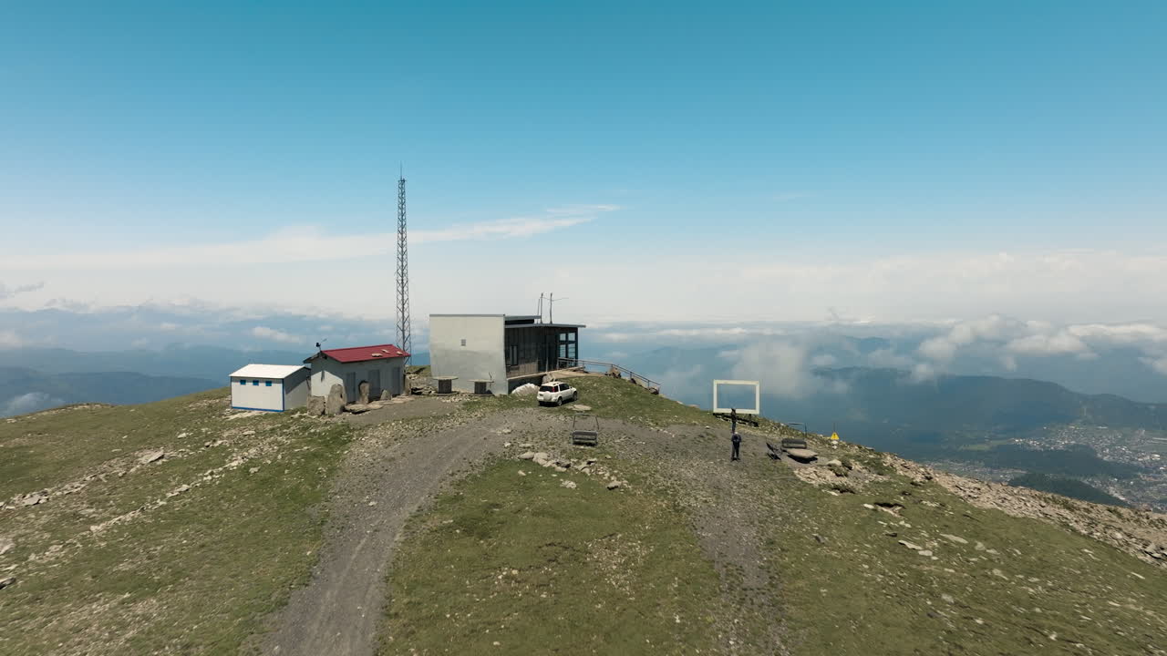 Drone flyver mod skihytte på toppen af Tskhratskaro-passet, med udsigt over Bakuriani i Borjomi-distriktet i Georgien