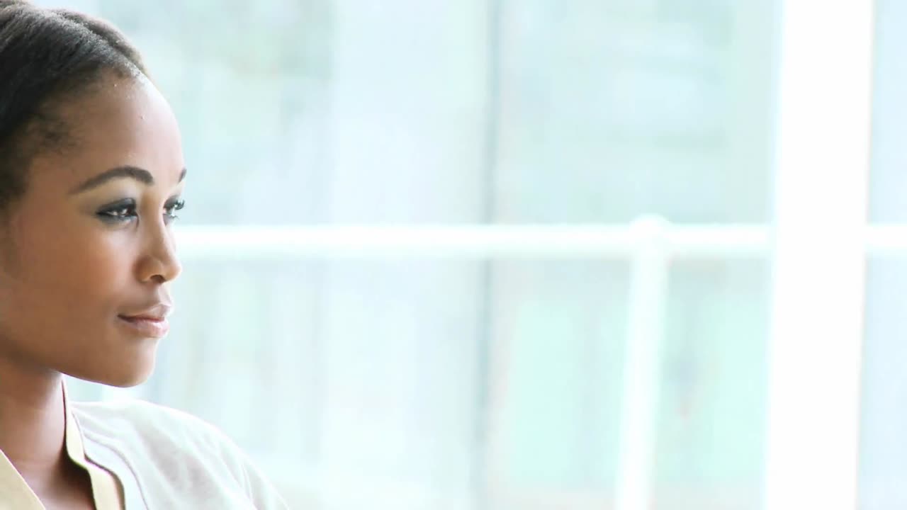 retrato de una encantadora mujer de negocios afroamericana