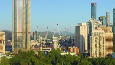 Turmdrehkrane-Am-Entwicklungsstandort-Queen&#39;s-Wharf-Am-North-Quay-Des-Brisbane-River-In-Brisbane-Queensland-An-Einem-Sonnigen-Tag